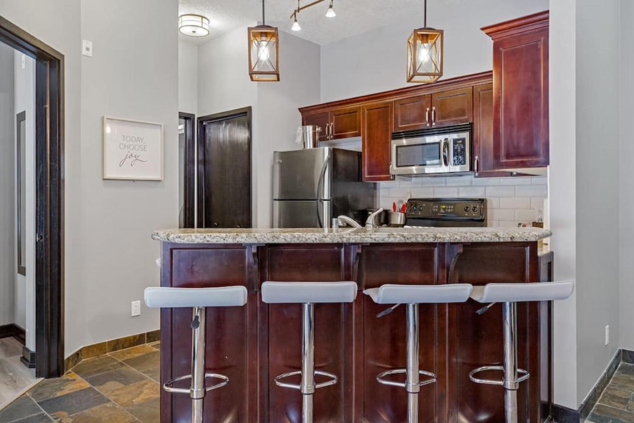 Nature'S Nook By Instant Suites Pool & Hottub Canmore Extérieur photo